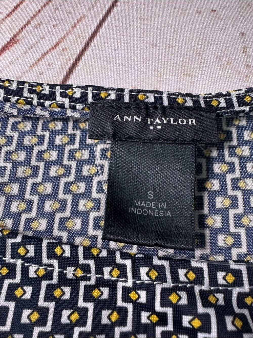 Ann Taylor Black yellow and White Geometric Sleeveless tank top . - Picture 3 of 9